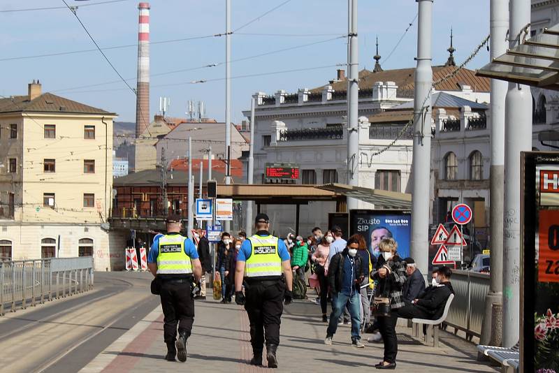 Hlídka strážníků v sobotu ve dvě hodiny odpoledne kontrolovala oblast brněnského hlavního nádraží. Dohlížela třeba, zda lidé nosí respirátory.