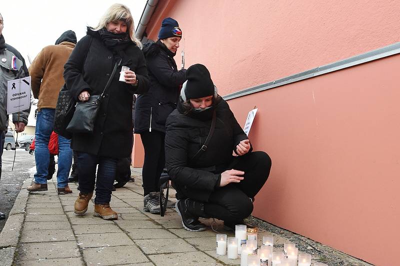 Protestní pochod s rakví k domu ministra zdravotnictví Jana Blatného.