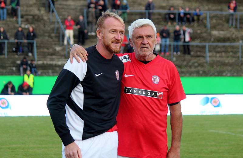 Za Lužánkami se v roce 2019 utkaly legendy Zbrojovky Brno a Sigmy Olomouc. Richard Dostálek se před duelem fotil s Karlem Jarůškem.