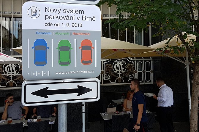Chystané dopravní značky v nových parkovacích zónách v Brně - Zelný trh.