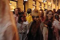 Brnem se prošly desítky děsivých zombie. Další ročník Zombie Walk Brno přilákal i stovky pozorovatelů v ulicích města.