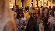 Brnem se prošly desítky děsivých zombie. Další ročník Zombie Walk Brno přilákal i stovky pozorovatelů v ulicích města.