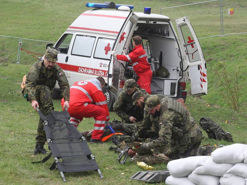 V areálu rozvodny v Sokolnicích na Brněnsku ve středu cvičili zásahy vojáci, policisté a záchranáři Českého červeného kříže.