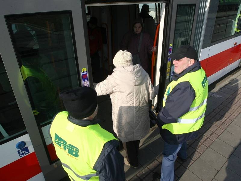 Takzvaní preventisté pomáhají v dopravních prostředcích udržovat pořádek.