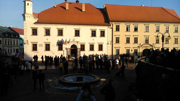Lidé čekali na prezidenta na slavkovském Palackého náměstí.
