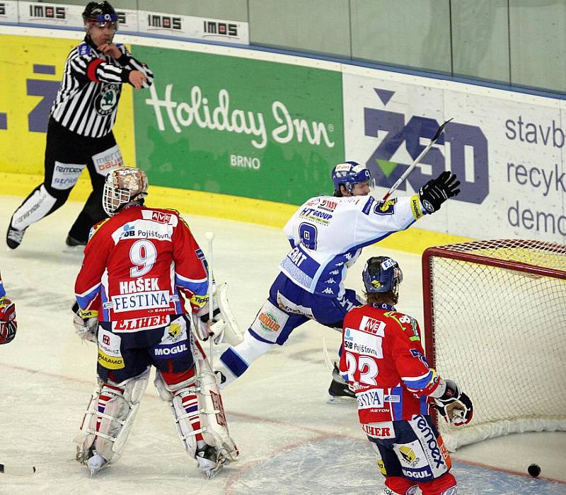 Brněnští hokejisté vyhráli ve 48. extraligovém kole nad Pardubicemi 2:1 po samostatných nájezdech. 