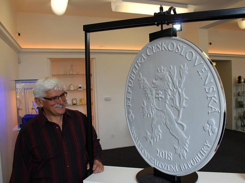 Brněnská mincovna vyrazí největší minci světa, zatím představili model.