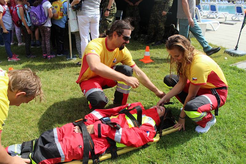  Na Dni s integrovaným záchranným systémem předvedli záchranáři své nacvičené ukázky zásahů.