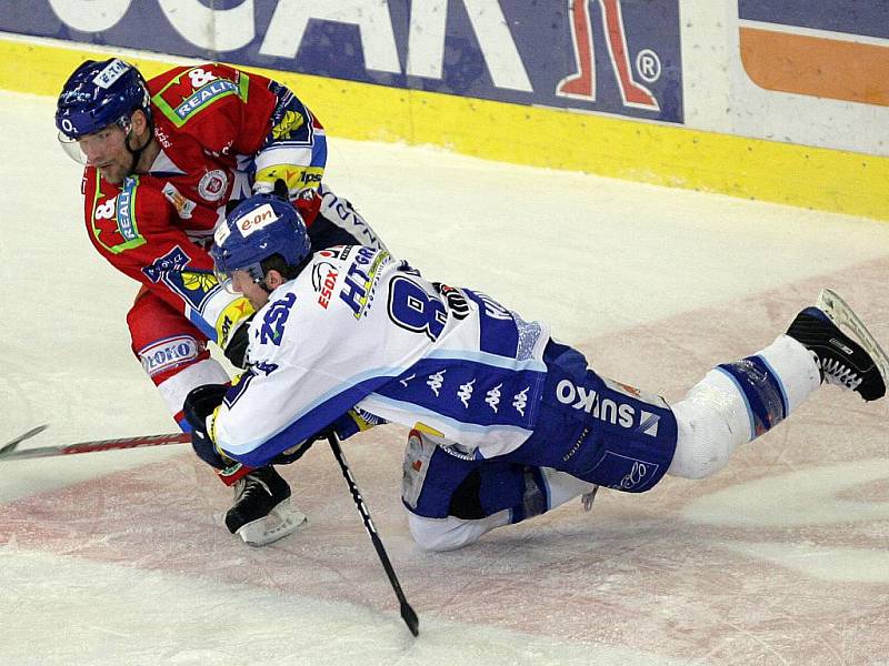 Brněnští hokejisté vyhráli ve 48. extraligovém kole nad Pardubicemi 2:1 po samostatných nájezdech. 