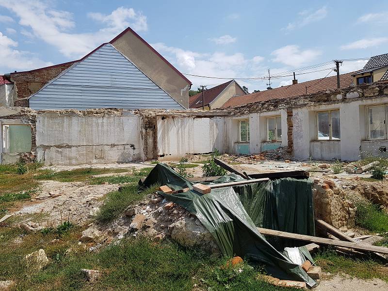 V Židlochovicích chtějí postavit komunitní centrum. Nejprve museli zbourat zchátralý dům.