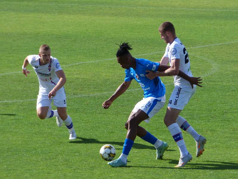 Fotbalisté Baníku Ostrava v přípravném utkání proti brněnské Líšni (v bílém).