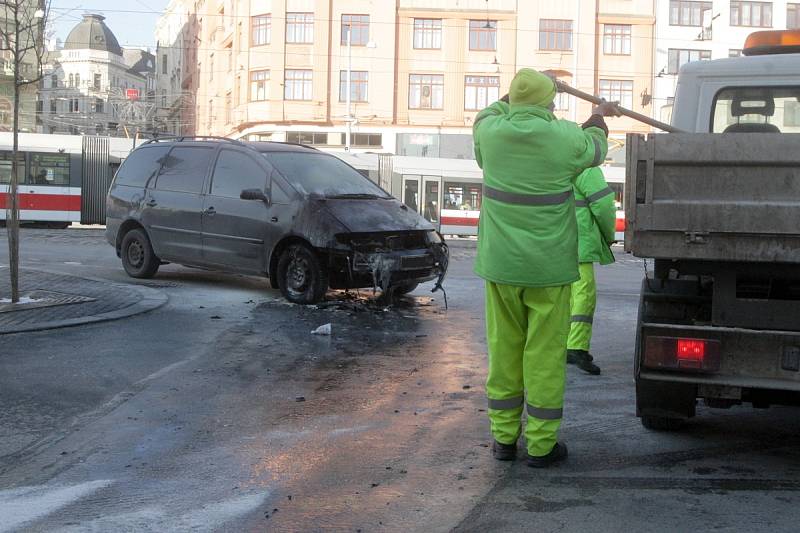 V plamenech skončila zahraniční výprava majitele rakouského automobilu ve středu krátce před dvanáctou hodinou. Jakmile si odešel vyřídit své záležitosti na poštu v brněnské Nádražní ulici, jeho auto začalo hořet.