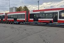 Nová obousměrná tramvaj Škoda 45T v Brně.