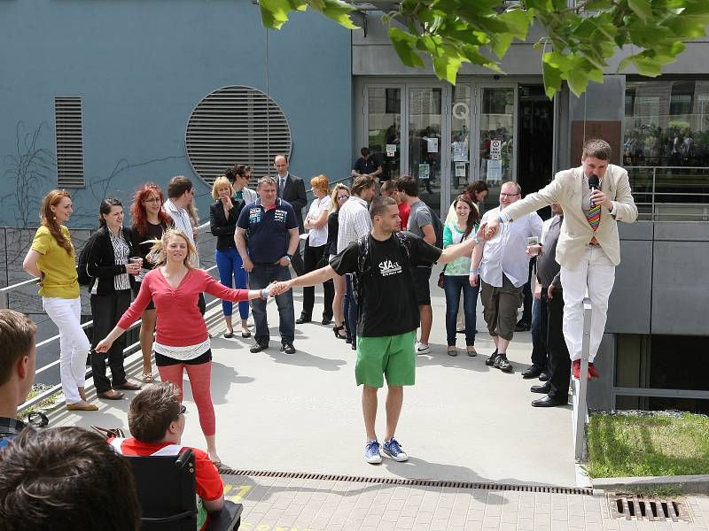 Studenti Provozně ekonomické fakulty Mendelovy univerzity v Brně se ve čtvrtek pokusili překonat rekord a obejmout v co největším počtu jednu z budov. Bylo jich kolem sto sedmdesáti.