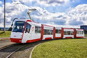 První brněnská tramvaj Škoda 13T dostala při modernizaci nový barevný vzhled.