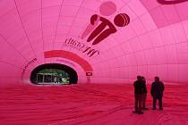 Vyšší než desetipatrová budova. Tak popisuje šéfkonstruktér brněnské firmy Kubíček ballons Petr Kubíček svůj nový nezvykle velký balon. Firma ho vyrobila pro australského pilota Murraye Blytha, který s ním chce pokořit výškový rekord.