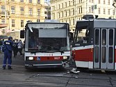 Tři zraněné musela záchranka odvézt po srážce tramvaje s trolejbusem v brněnské Benešově ulici krátce po úterní půl deváté dopoledne. Nehoda se stala u výjezdu ze smyčky trolejbusů v sousedství hlavního nádraží.