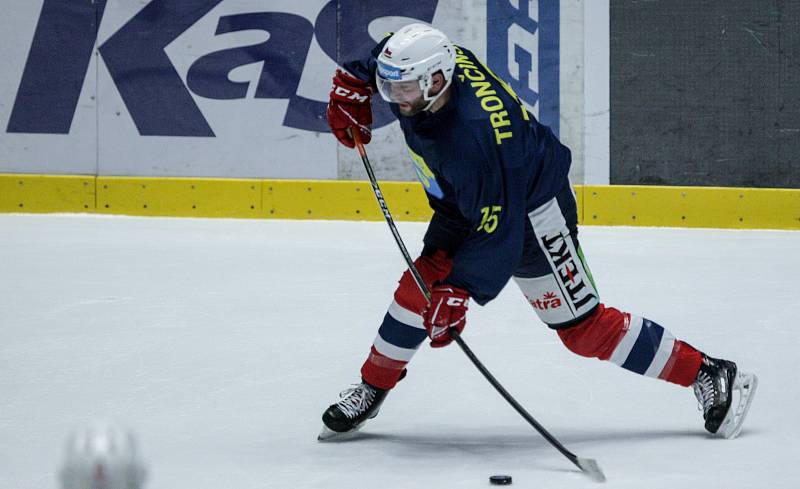 Hokejové utkání Tipsport extraligy v ledním hokeji mezi HC Dynamo Pardubice ( v modrém) HC Kometa Brno (v modrobílém) v pardudubické ČSOB pojišťovna ARENĚ.