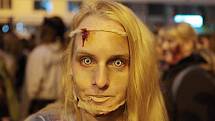 Průvod živých zombie už patří k tradičním každoročním akcím v Brně. Některé dokáží uhranout pouhýma očima. 