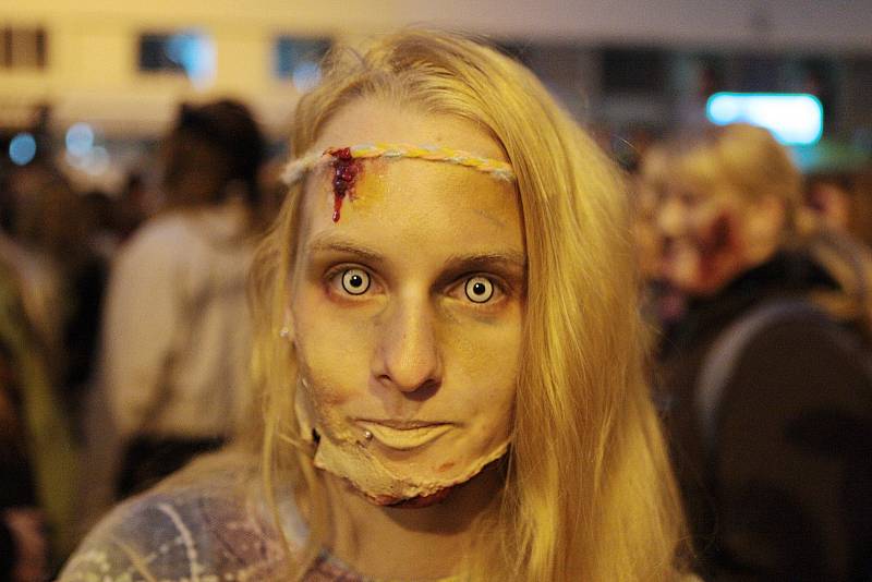 Průvod živých zombie už patří k tradičním každoročním akcím v Brně. Některé dokáží uhranout pouhýma očima. 