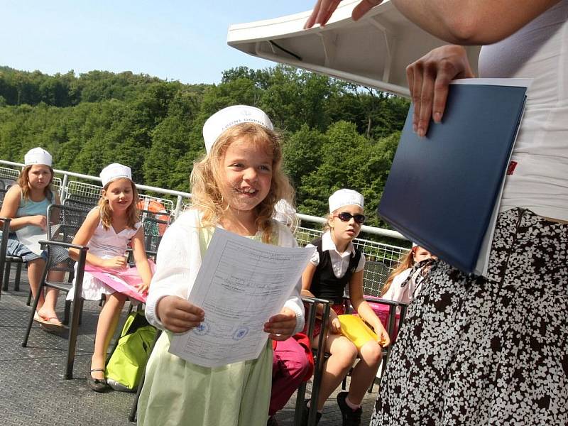 Pro dvě třídy prvňáčků ze dvou brněnských základních škol byl poslední školní den tohoto roku ještě výjimečnější než pro ostatní děti. Svá vysvědčení totiž malí školáci dostali na lodi Vídeň na Brněnské přehradě.