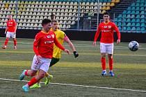 Fotbalisté Zbrojovky (v červeném) remizovali v Žilině 2:2.