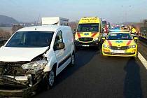 Úsek od 189. do 191. kilometru ve směru od Prahy zablokovala hromadná nehoda pěti aut. Na místě se zranila jedna mladá žena.