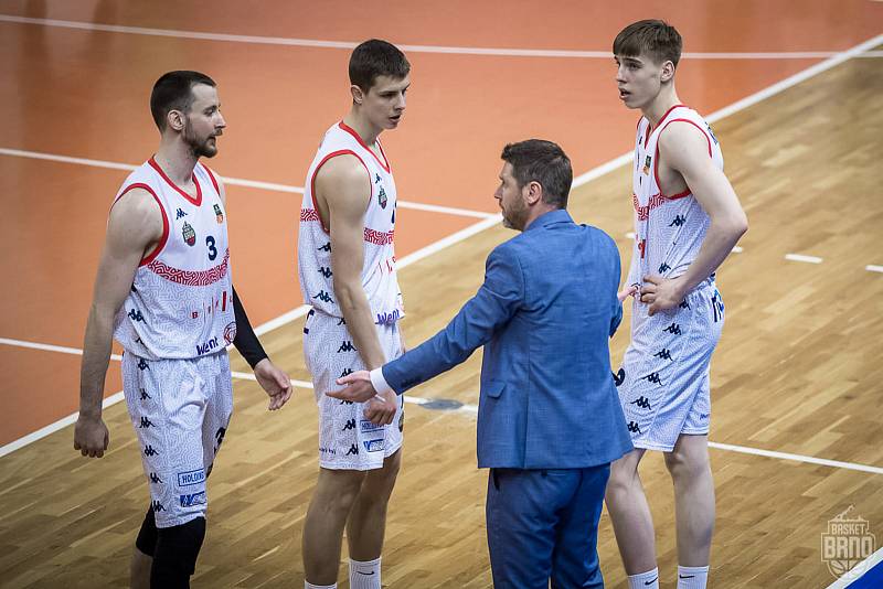 Brněnští basketbalisté (v bílém) před víc než tisíci diváky porazili Pardubice 83:71.