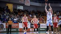 Brněnští basketbalisté (v bílém) oslavili postup do semifinále, když zdolali 4:3 na zápasy Pardubice.