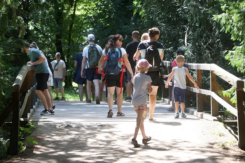 Turisté zaplavili lednický zámek a přilehlé okolí.