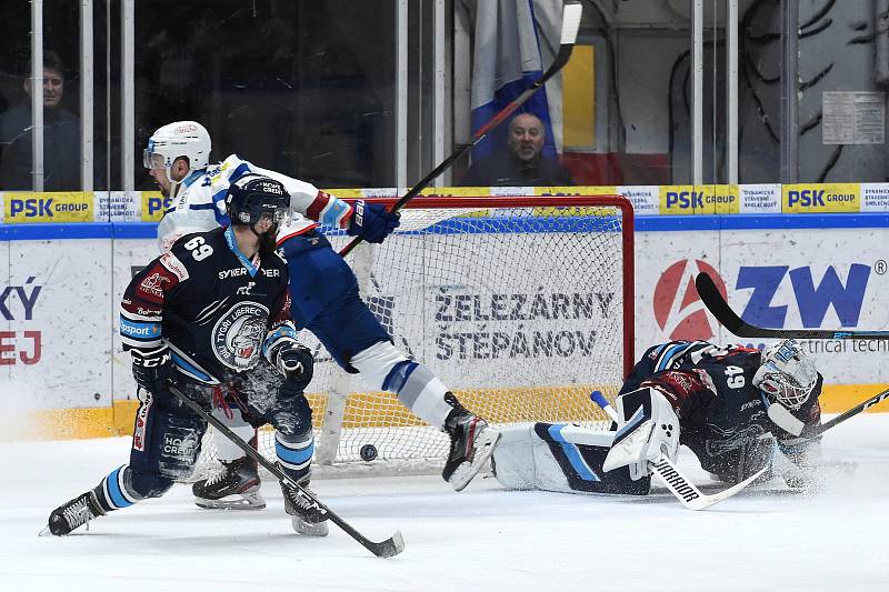 Brno 28.2.2020 - HC Kometa Brno (bílá) - Bílí Tygři Liberec (Marek Zachar a Dominik Hrachovina)