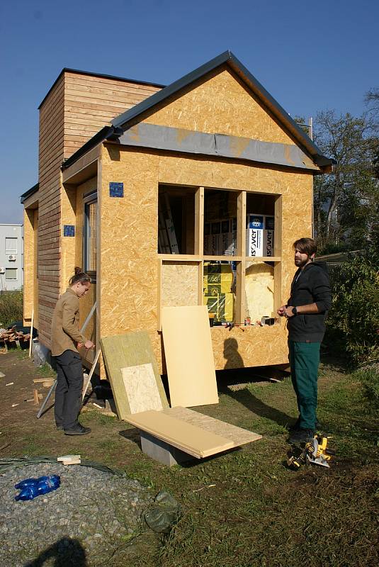 Stavění experimentálního modulu dřevostavby vědci a studenty z brněnské Mendelovy univerzity. Foto: Mendelova univerzita