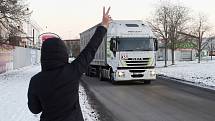 Protest aktivistů skupiny Brno Chicken Save v Modřicích proti zabíjení zvířat.