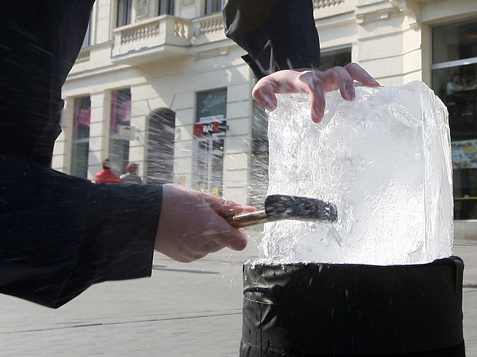 Šperk Srdce oceánu mohli z ledové kostky lidé získat na náměstí Svobody v Brně.