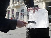 Šperk Srdce oceánu mohli z ledové kostky lidé získat na náměstí Svobody v Brně.