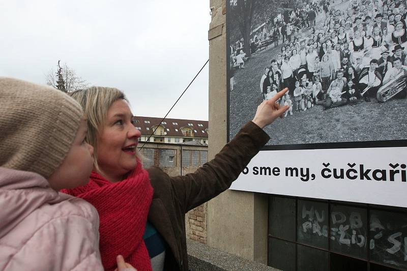 Odhalení fotky "To jsme my, čučkaři a fazuláci!" na Obřanském mostě v Brně.