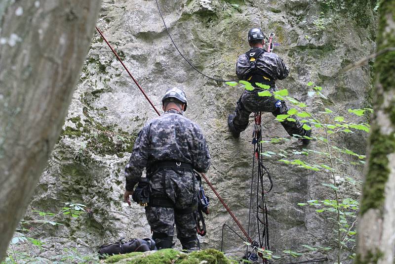 Cvičení Městské policie Brno v Rudickém propadání na Blanensku.