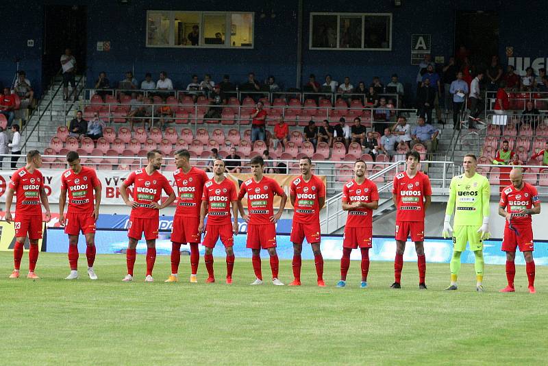Domácí FC Zbrojovka Brno v červeném proti AC Sparta Praha.