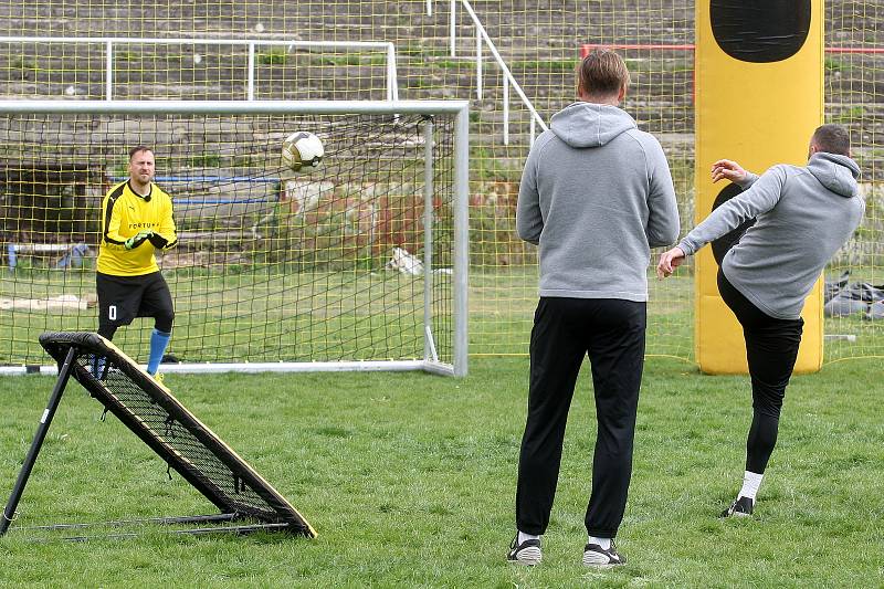 Fotbalové legendy brněnské Zbrojovky při natáčení klipu projektu PŘIHRAJ na stadionu za Lužánkami.