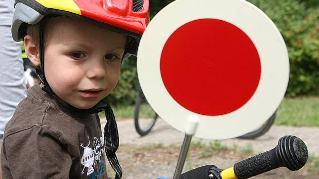Zkontrolovat jestli mají malí cyklisté a inline bruslaři helmu a chrániče. A pak je za to odměnit. To bylo hlavní poslání strážníků, kteří v pátek odpoledne hlídkovali na cyklostezce v brněnských Dolních Heršpicích.