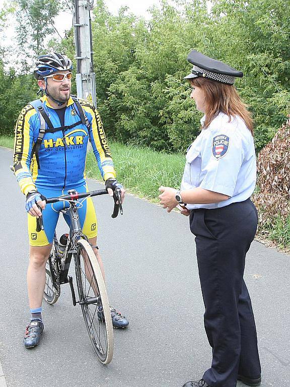 Zkontrolovat jestli mají malí cyklisté a inline bruslaři helmu a chrániče. A pak je za to odměnit. To bylo hlavní poslání strážníků, kteří v pátek odpoledne hlídkovali na cyklostezce v brněnských Dolních Heršpicích.