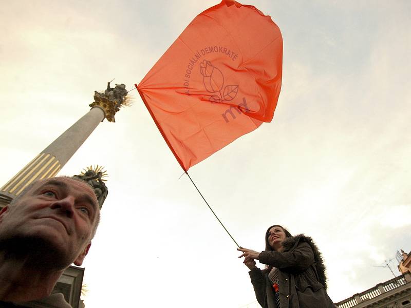 Asi pětistovka demonstrantů přišla na náměstí Svobody podpořit Bohuslava Sobotku.