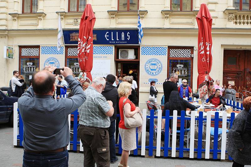 Vůně pečeného masa a pestrá hudba se nesly v neděli po poledni Sokolskou ulicí. V tamní restauraci Ellas se slavily řecké Velikonoce.