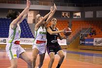 Královopolské basketbalistky (v bílém) na úvod eurocupové základní skupiny L prohrály s Tarbes 49:55.