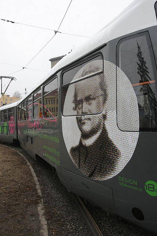 Oslavy 190 let od narození Gregora Johanna Mendela zahájil starobrněnský opat Lukáš Evžen Martinec slavnostním požehnáním Mendelovy tramvaje.