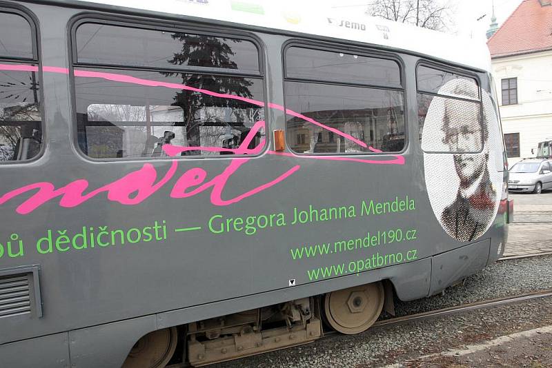 Oslavy 190 let od narození Gregora Johanna Mendela zahájil starobrněnský opat Lukáš Evžen Martinec slavnostním požehnáním Mendelovy tramvaje.