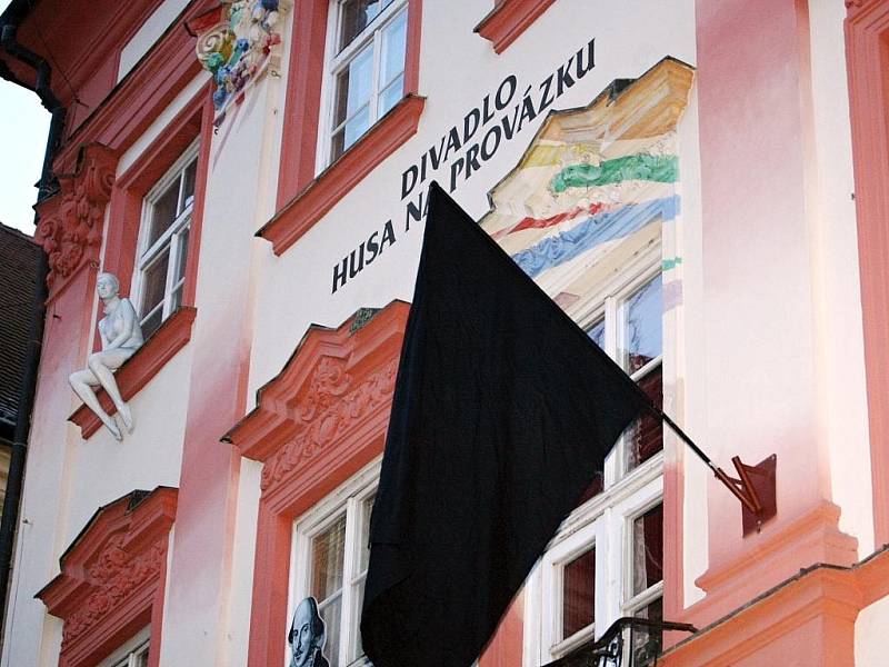 Smuteční černá vlajka na budově divadla Husa na Provázku.
