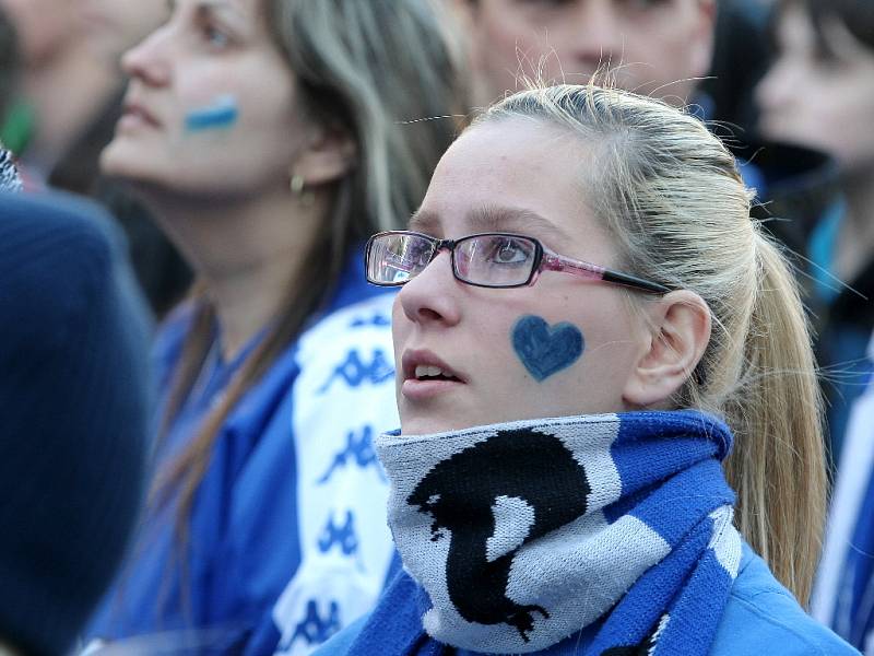 První zápas finále hokejové extraligy mezi Pardubicemi a Kometou sledovali před velkoplošnými obrazovkami také fanoušci na brněnském náměstí Svobody.