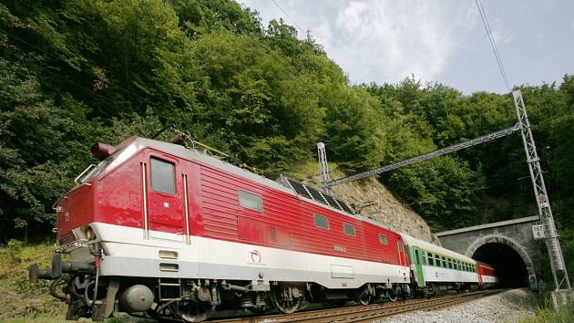 Poslední tři páry denních spojů na našem území dopravují legendární slovenské lokomotivy řady 350 známé pod přezdívkami gorila nebo krysa.
