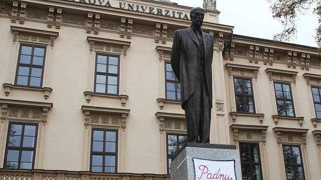 Socha prvního československého prezidenta Tomáše Garrigua Masaryka na Komenského náměstí promluvila. Alespoň prostřednictvím háčkované dečky, která se na ni v pondělí dopoledne objevila. Nesla slovo Padnu. 